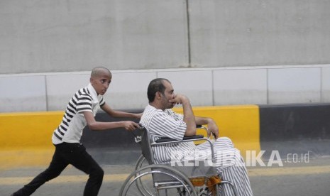 Anak-anak dan remaja hingga pria dewasa mengais rezeki dengan menawarkan jasa mengantarkan jamaah dengan kursi roda, pendorong kursi roda tersebut akan kita jumpai di mulut terowongan King Fahd di kawasan Shisha, Makkah (Ilustrasi) 