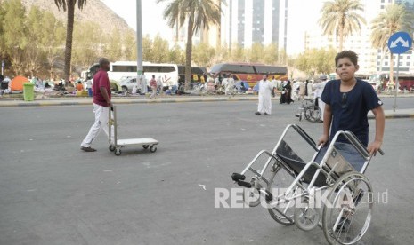 Anak-anak dan remaja hingga pria dewasa mengais rezeki dengan menawarkan jasa mengantarkan jamaah dengan kursi roda, pendorong kursi roda tersebut akan kita jumpai di mulut terowongan King Fahd di kawasan Shisha, Makkah. 