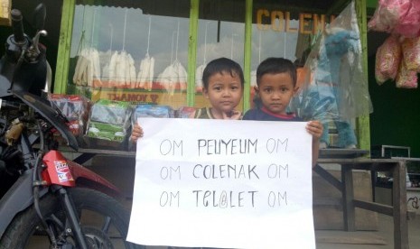 Anak-anak dan warga di sepanjang Jalan Raya Bendul-Sukatani, Purwakarta, memanfaatkan popularitas fenomena 'Om Telolet Om' dengan mempromosikan penganan khas wilayah itu, yakni Tape Singkong (peuyeum) dengan menggantinya menjadi 'Om Peuyeum Om', Senin (26/12).