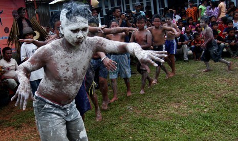 Anak-anak dari desa Lingga, Gantong, Belitung Timur, menari tarian Mendulang Timah dalam Festival Laskar pelangi di Museum Kata Andrea Hirata di Getong, Belintung Timur, Bangka Belitung.