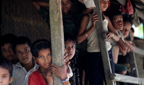 Anak-anak dari etnis Muslim Rohingya berdiri di Desa U Shey Kya di luar kawasan Maundaw di Rakhine, Myanmar. Foto diambil akhir Oktober 2016.