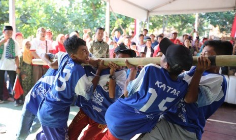 Anak-anak dari KBA Lengkong Kulon Tangerang sedang bermain dagongan dalam laga final Festival Permainan Tradisional Berseri di RPTRA Ciganjur Berseri, KBA Ciganjur, Jakarta Selatan.