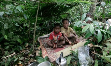 Anak-anak dari suku Batek di hutan Malaysia. Suku nomaden Malaysia ini terancam penyakit misterius. 