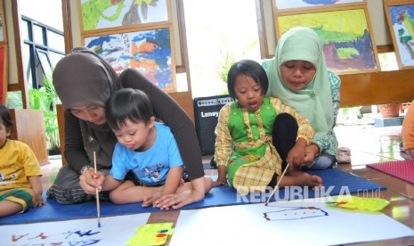 Anak-anak dengan sindroma down sedang melukis.