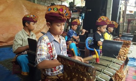 Anak-anak Desa Stanggor sedang latihan bermain Gamelan