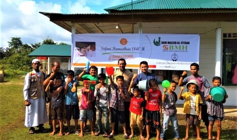 Anak-anak Desa Suka Makmur bersama BMH Perwakilan Aceh  dan Forum Dakwah Perbatasan (FDP).