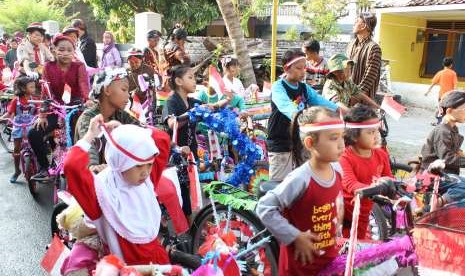 Anak-anak Desa Wonocatur mengikuti kegiatan karnaval.