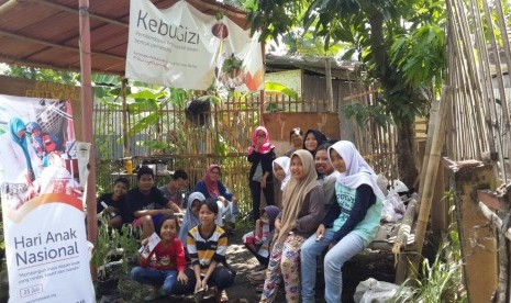 Anak-anak di Desa Sorowaja sedang memelihara kebun gizi.