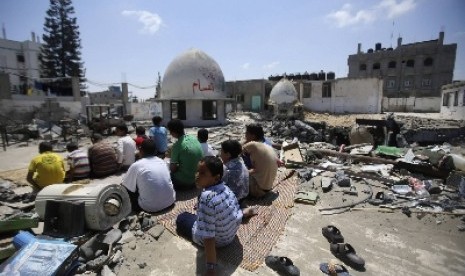 Anak-anak di Gaza tengah melaksanakan shalat Jumat.