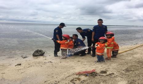 Anak-anak di Kabupaten Kepulauan Seribu dilatih cara memadamkan kebakaran (ilustrasi).