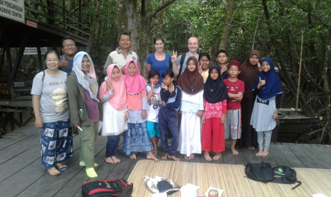 Anak-anak di Kampung Inggris Mangrove Center Graha Indah, Balikpapan Utara.