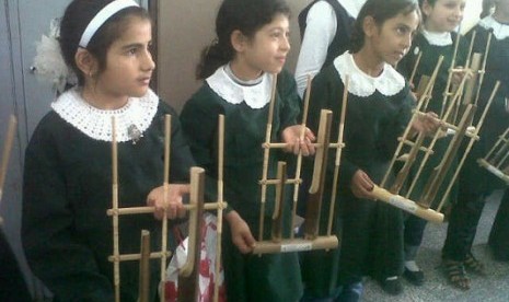 Anak-anak di madrasah Jabaliya, Jalur Gaza, berlatih memainkan angklung, Rabu (24/10).   