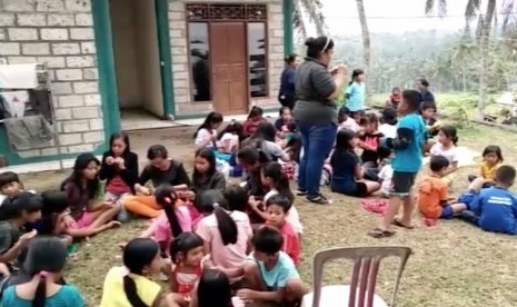 Anak-anak di pengungsian erupsi Gunung Agung, Bali