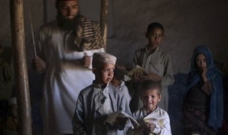 Anak-anak di permukiman kumuh di Islamabad, Pakistan.