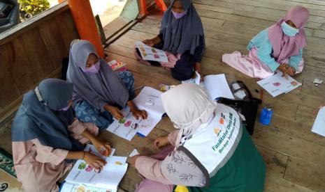 Anak-anak di Rumah Pengembangan Potensi Anak di desa berdaya Guha Uleue kembali mendapatkan bimbingan belajar dari Sarli, Sabtu (16/10). Dalam kegiatan tersebut, anak-anak usia kelas4-6 SD diberikan bimbingan belajar bahasa Inggris.