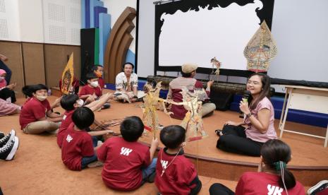  Anak-anak diajarkan secara langsung cara memainkan wayang pada acara Edukasi Wayang di Taman Pintar Yogyakarta.