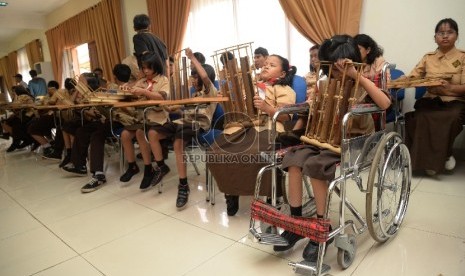 Anak-anak disabilitas tampil memainkan alat musik tradisional angklung di SLB A Pembina, Lebak bulus, Jakarta, Rabu (2/12). 