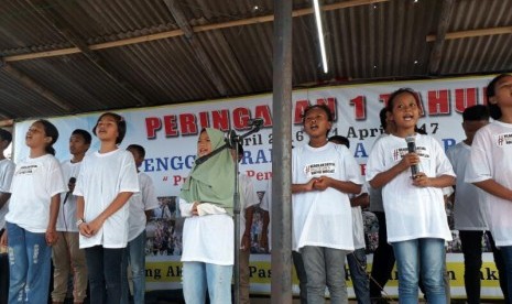 Anak-anak eks Kampung Akuarium, Penjaringan, Jakarta Utara, memperingati setehun penggusuran kampungnya oleh Pempro DKI Jakarta.