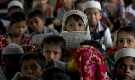 Anak-anak etnis Muslim Rohingya di pengungsian.