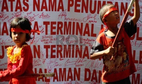  Anak-anak ikut serta dalam aksi unjuk rasa menolak penutupan terminal Lebak Bulus, Jakarta, Senin (6/1).    (Republika/Yasin Habibi)