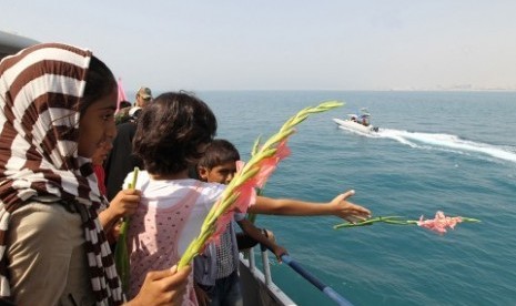 Anak-anak Iran melakukan tabur bunga mengenang ratusan korban pesawat Iran Air Flight 655 yang ditembak kapal AS di perairan Iran.