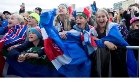 Anak-anak Islandia ikut bergembira dalam acara nonton bareng Islandia vs Inggris di Reykjavik.