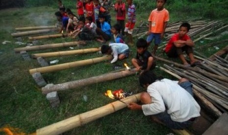 Anak-anak Indonesia membuat meriam bambu (ilustrasi)