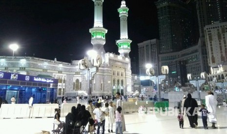 Anak-anak kecil bersama keluarga mereka bermain di pelataran Masjid al-Haram, Jumat (28/7) malam. Masjid al-Haram dipadati warga Arab Saudi untuk berumrah dan berziarah jelang pelaksanaan haji. Pemerintah Saudi melarang warga Saudi berumrah jelang puncak haji.