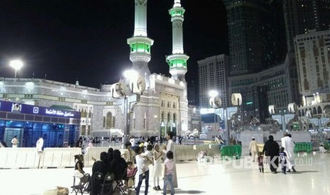 Anak-anak kecil bersama keluarga mereka bermain di pelataran Masjid al-Haram, Jumat (28/7) malam. Masjid al-Haram dipadati warga Arab Saudi untuk berumrah dan berziarah jelang pelaksanaan haji. Pemerintah Saudi melarang warga Saudi berumrah jelang puncak haji.