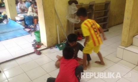 Anak-anak Korban Banjir di Baleendah tengah bermain di Gedung aula Inkanas, Kabupaten Bandung, Rabu (14).