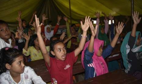 Anak-anak korban gempa beraktivitas di dalam tenda Sekolah Darurat di SDN 1 Guntur Macan, Kecamatan Gunungsari, Lombok Barat, NTB, Rabu (5/9). 