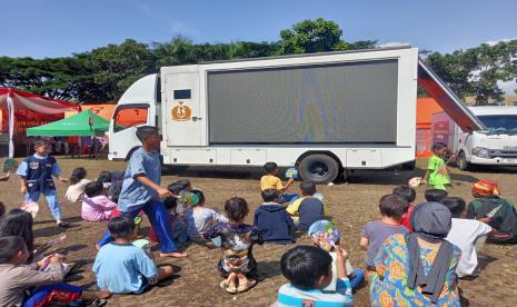 Anak-anak korban gempa Cianjur mendapatkan dukungan kesehatan jiwa psikososial di Lapang Prawatasari, Kabupaten Cianjur, Senin (28/11/2022).