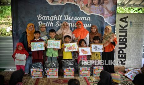 Anak-anak korban gempa Cianjur mengikuti kegiatan mewarnai  di pengungsian Desa Cibulakan, Cugenang, Kabupaten Cianjur, Jawa Barat, Selasa (27/12/2022). Republika bersama Ikatan Penerbit Indonesia (Ikapi), Dompet Dhuafa, Republika Penerbit, dan Cianjur Read Aloud menggelar kegiatan trauma healimg bagi sebagai upaya menguasai rasa trauma bagi warga korban Gempa Cianjur. Selain itu, Republika juga menyalurkan paket bantuan dari pembaca untuk  berupa perlengkapan ibadah dan peralatan sekolah. 