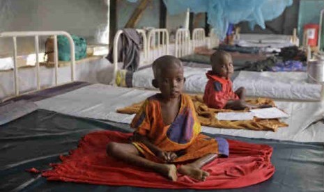  Anak-anak korban konflik perang tengah mendapatkan perawatan medis di kota Dadaab, Kenya.