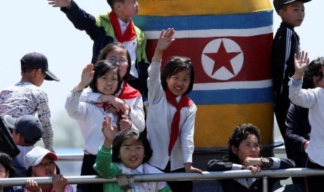 Anak-anak Korea Utara (Korut) saat tur di Sungai Yalu di Sinuiju, dekat Kota Dandong yang berbatasan dengan Cina, 8 Mei 2016.