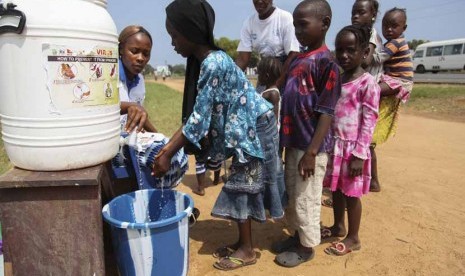 Anak-anak Liberia mencuci tangan mereka dalam program sensitasi Ebola di Monrovia, Liberia, Selasa (5/8). 