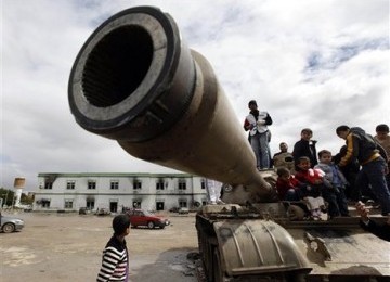 Anak-anak Libya bermain di atas tank milik militer Libya