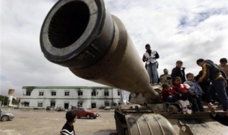 Anak-anak Libya bermain di atas tank milik militer Libya