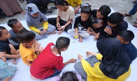 Anak-anak bermain permainan tradisional. Permainan tradisional terus tergerus kemajuan teknologi 