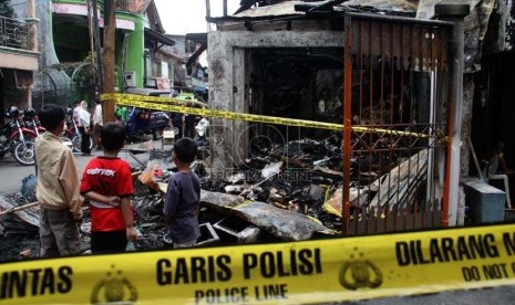 Anak-anak melihat bangunan yang terbakar akibat tawuran antarwarga di Johar Baru, Jakarta Pusat, Senin (18/11). (Republika/Yasin Habibi)