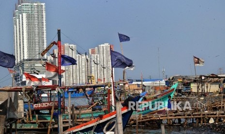 Anak-anak melintas saat sedang bermain di kawasan padat penduduk, Muara Angke, Jakarta Utara, Rabu (3\8).