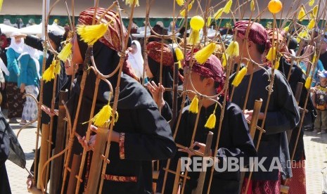 Anak-anak memainkan seni tradisional angklung buhun pada 'Festival Ujungberung' dalam rangka peringatan hari jadi ke-201 Ujungberung, di Alun-alun Ujungberung, Kota Bandung, Rabu (10/8). (Republika/Edi Yusuf)