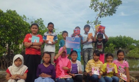 Anak-anak membaca puisi dan menanam mangrove dalam peringatan Hari Buku dan Hari Bumi Sedunia di Demak