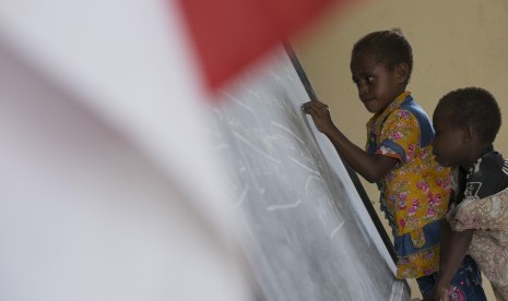 Anak-anak mencoba menulis di papan tulis di salah satu sekolah dasar di Kabupaten Maybrat, Papua Barat, Kamis (21/4). (Antara/Rosa Panggabean)