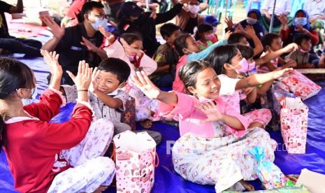 Pemprov Jatim Pastikan Kebutuhan Gizi Pengungsi Anak Tercukupi . Anak-anak mendapatkan hiburan dari relawan di Posko pengungsian erupsi Gunung Semeru di Penanggal, Candipuro, Lumajang, Jawa Timur, Sabtu (11/12/2021). Sejumlah relawan menggelar trauma healing untuk menghibur anak-anak pascaerupsi Gunung Semeru.