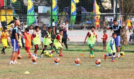 Anak-anak mendapatkan pelatihan sepak bola gratis dari Chelsea FC Soccer School Indonesia (CFCSS ID) di lapangan bola Waduk Pluit, Muara Baru, Penjaringan, Jakarta Utara, Ahad (28/9).