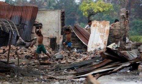 Reruntuhan bangunan yang dibakar di sebuah desa Rohingya (ilustrasi).