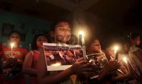 Anak-anak mendoakan korban serangan di Paris.