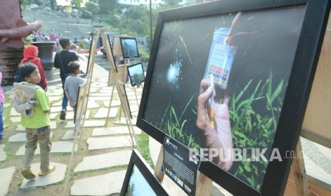 [Ilustrasi] Anak-anak mengamati pameran foto bertema pencemaran lingkungan akibat limbah industri oleh komunitas Photos Speak, di Teras Cikapundung, Kota Bandung, 10 Januari 2017.