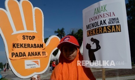   Anak-anak mengikuti acara kampanye Gerakan Nasional Anti-kekerasan terhadap Anak dan Perempuan di Senayan, Jakarta, Ahad (14/2). (Republika/Yasin Habibi) 